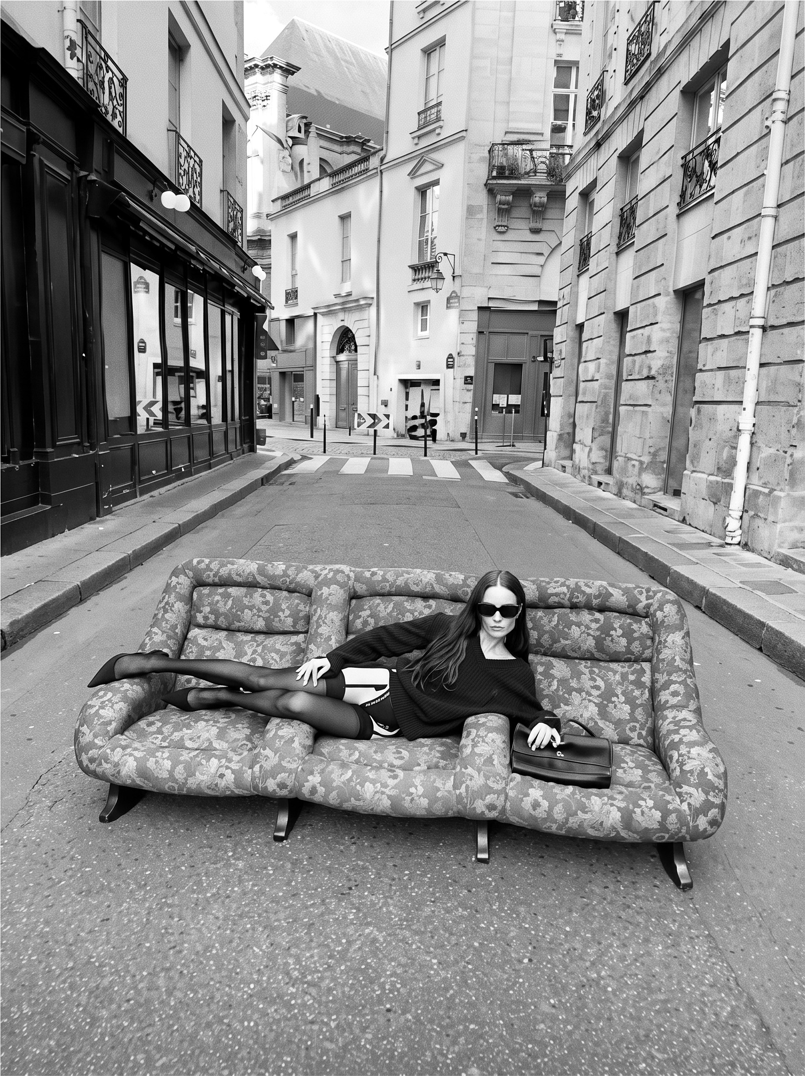 Editorial Real Deal — sofá em rua europeia